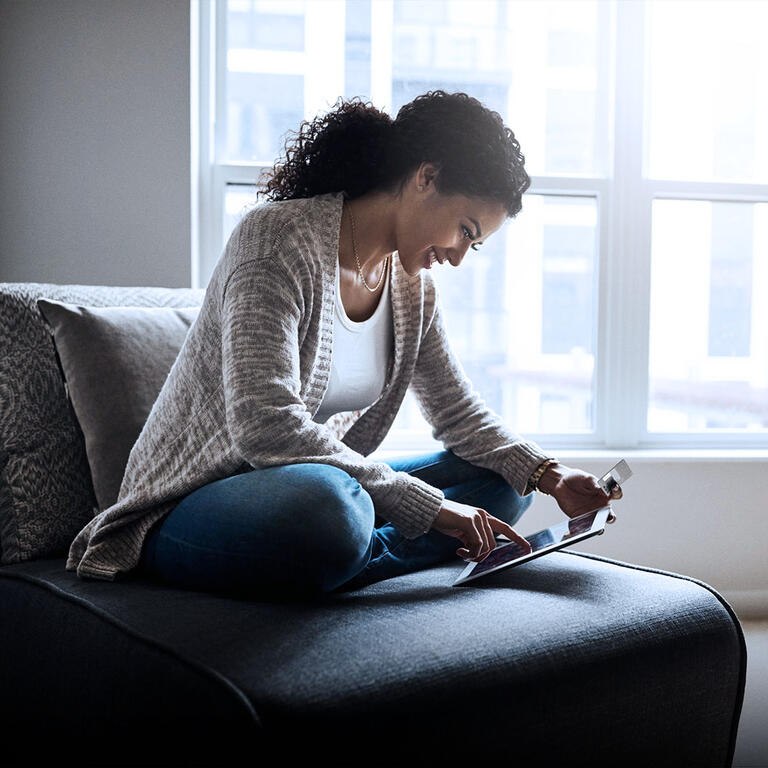 femme tablette salon