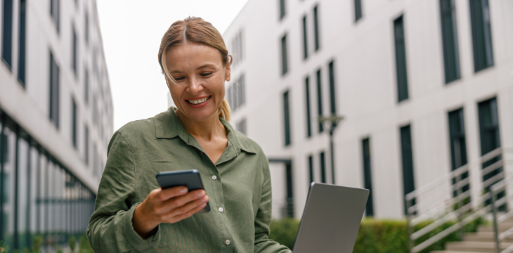 Femme sourire Mobile Portable Immeuble