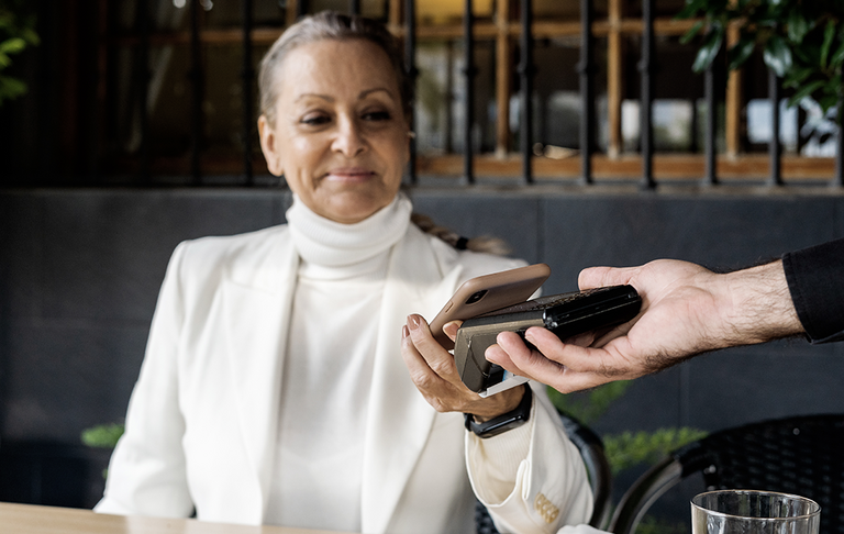 restaurant paiement terminal femme