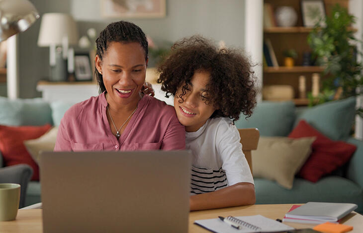 Mère et son enfant regardant un ordinateur portable