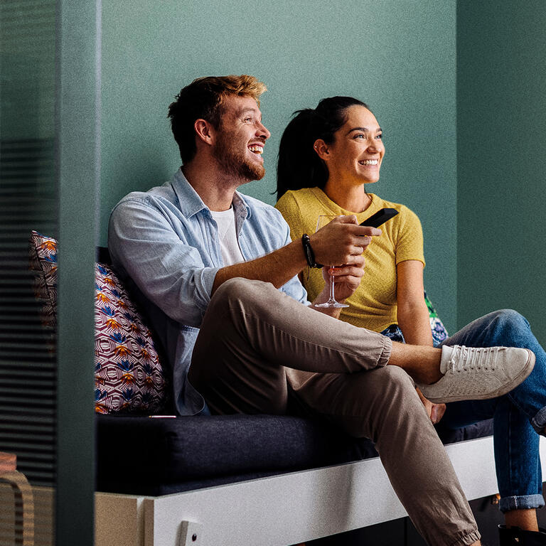 Couple sourire sofa