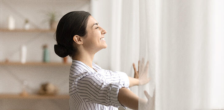 Femme regardant à l'extérieur