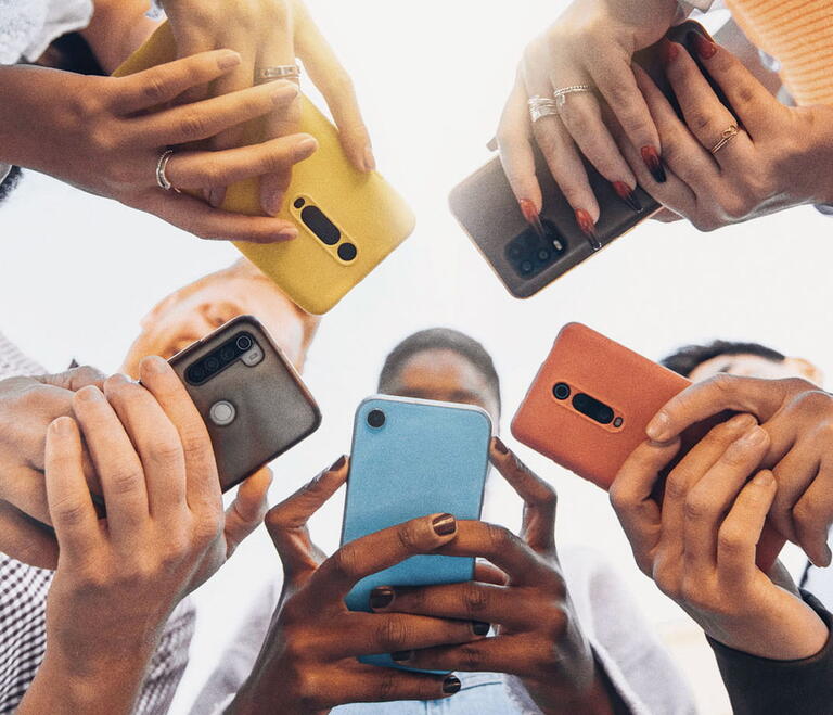 téléphone mobile jaune bleu rouge 