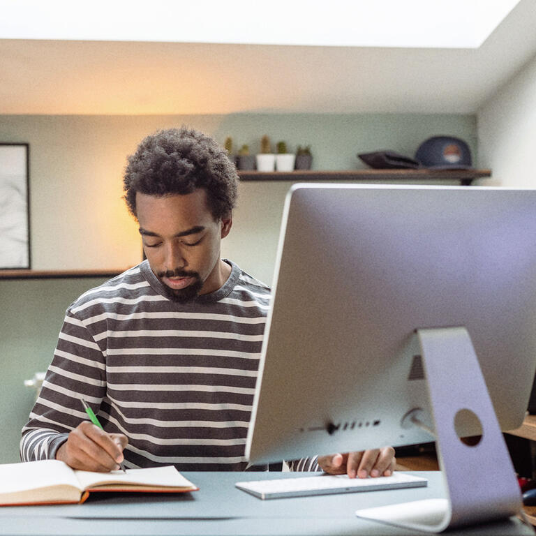 Homme télétravail ordinateur bureau