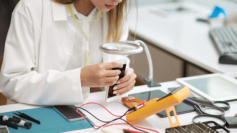 Inspection et tests de téléphones reconditionnés