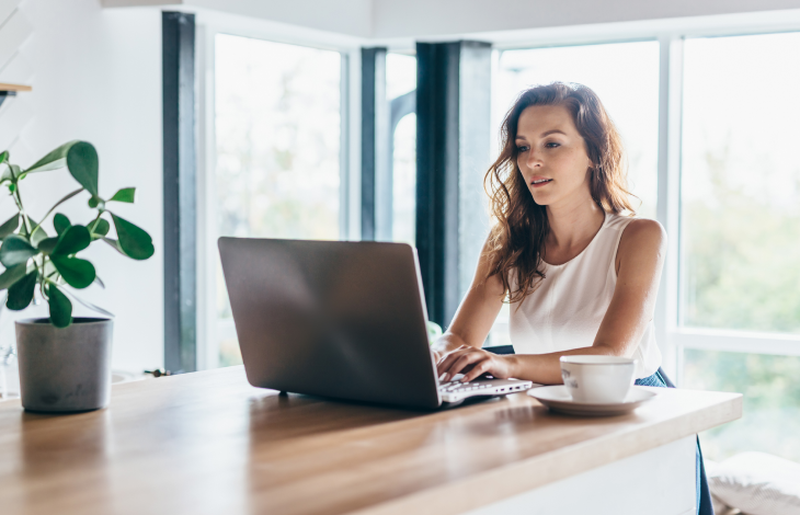 Femme avec laptop