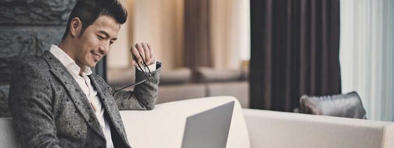  man hotel laptop