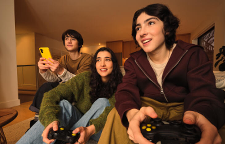 Personne jouant aux jeux vidéo