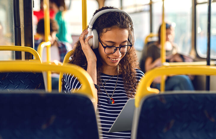 Une femme écoutant de la musique