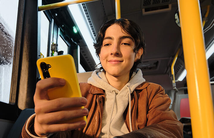 Personne regardant son cellulaire dans le bus