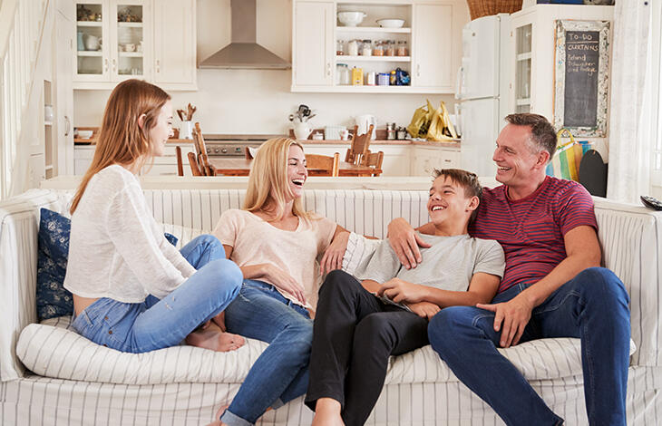 Famille discutant dans le salon