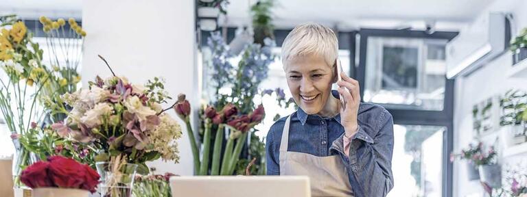 florist woman phone flowers
