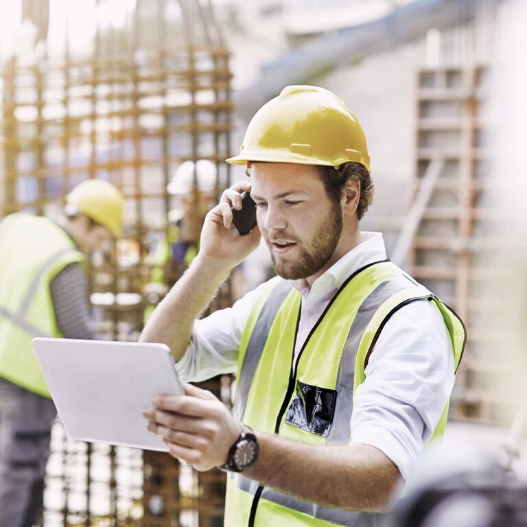 Casque homme de construction