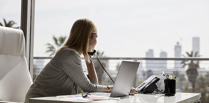 Téléphone Affaires Femme bureau