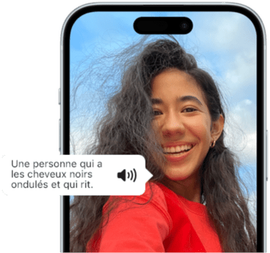 Un iPhone 15 affichant la fonctionnalité VoiceOver en train de lire les renseignements d’une image : Une personne avec les cheveux noirs ondulés en train de rire.