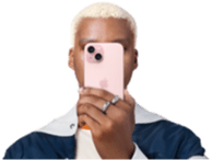 Une personne tenant un iPhone devant son visage pour cacher son identité.