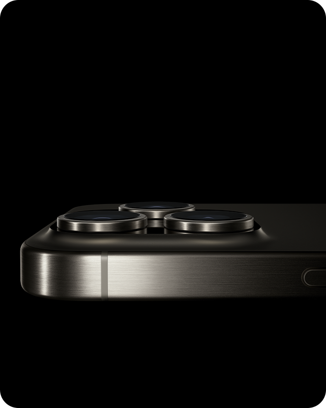 Vue latérale du dessus d’un iPhone 15 Pro placé à l’horizontale